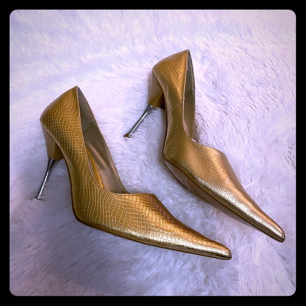 8 1/2 PALOVIO Gold Point Toe Pump